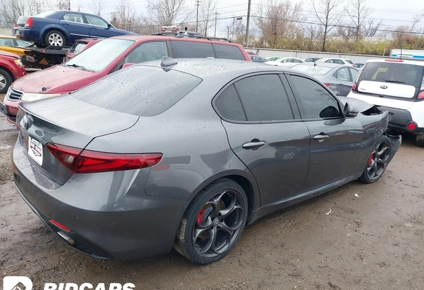 Alfa Romeo Giulia cena 30000 przebieg: 102000, rok produkcji 2017 z Warszawa małe 121